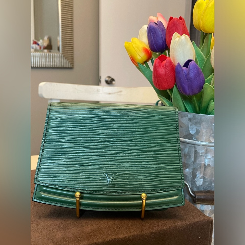 EUC Louis Vuitton green EPI Tilsitt belt bag